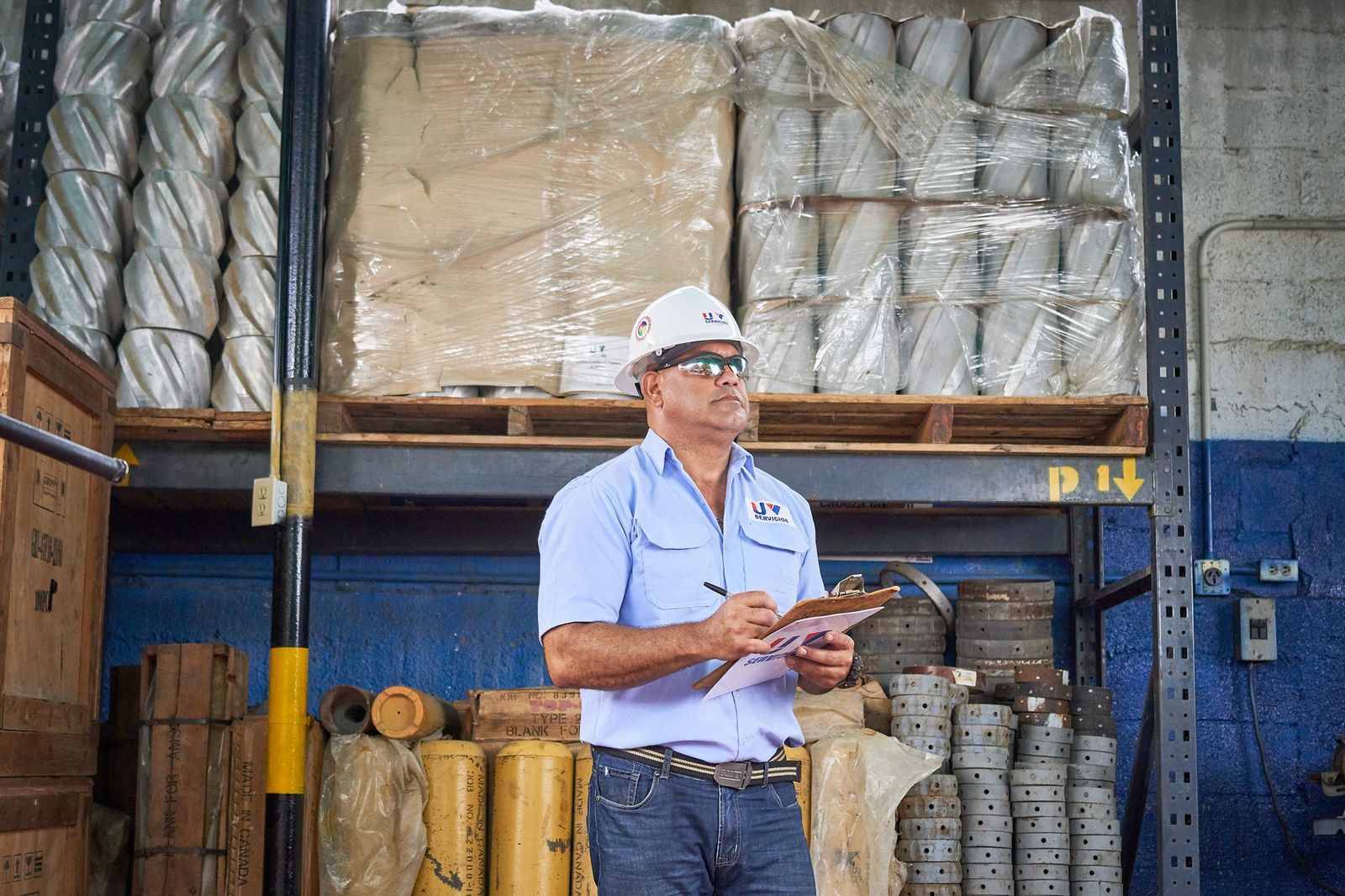 Almacén de U.V. Servicios con inventario de herramientas y equipos