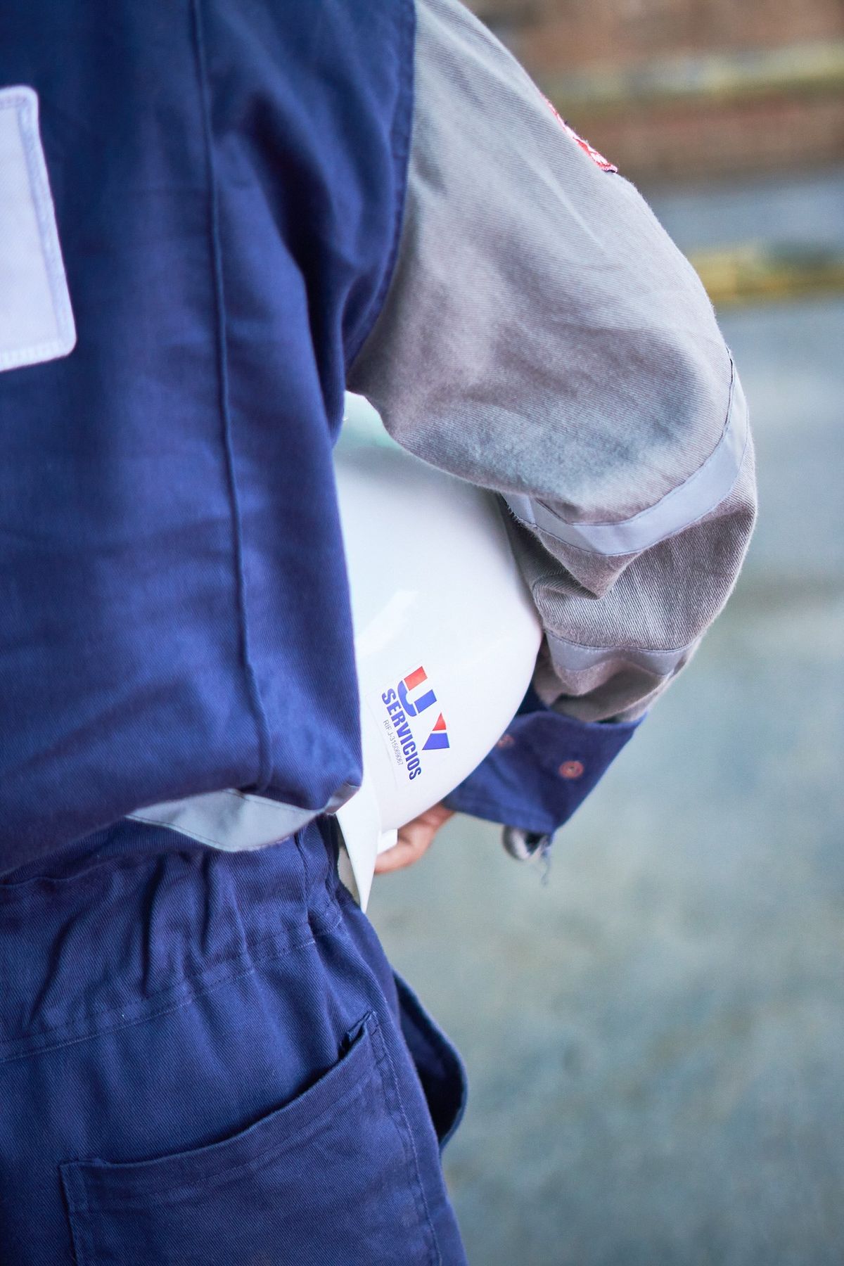 Trabajador de U.V. Servicios con su casco de seguridad